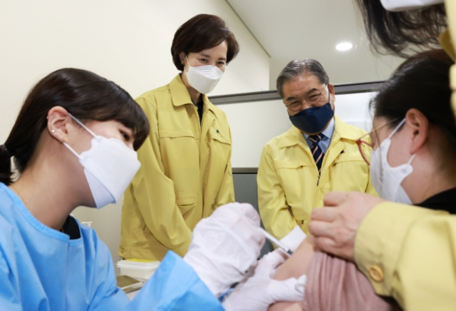 지난 4월 유은혜 부총리 겸 교육부 장관이 경기도 성남시 수정구보건소를 방문해 교직원이 백신을 맞는 보습을 지켜보고 있다./사진=교육부