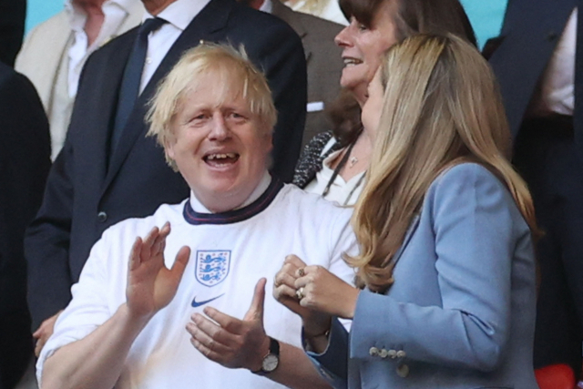 보리스 존슨 영국 총리와 그의 부인 캐리 존슨 여사가 7일(현지 시간) 런던 웸블리스타디움에서 열린 잉글랜드와 덴마크의 유로2020 준결승전을 지켜보며 박수치고 있다. 이날 영국 정부는 코로나19 신규 확진자가 3만 2,548명으로 집계됐다고 밝혔다./AFP연합뉴스