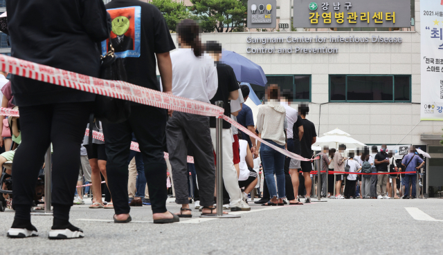 8일 서울 강남구 보건소에 설치된 선별검사소를 찾은 시민들이 신종 코로나바이러스 감염증(코로나19) 검사를 위해 대기하고 있다./연합뉴스