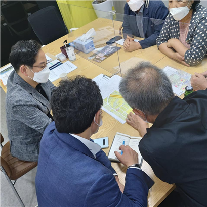 박수영 국민의힘 의원이 부산 남구 사무실에서 열린 ‘국회의원 쫌! 만납시다’ 행사에서 민원인들과 대화하고 있다./사진 제공=박수영 의원실