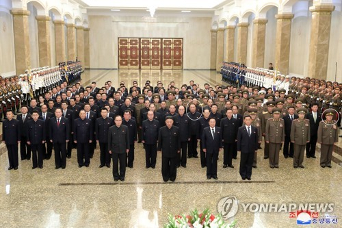 김정은 북한 국무위원장이 김일성 주석 27주기를 맞아 노동당 고위간부들과 금수산태양궁전을 참배했다고 조선중앙통신이 8일 보도했다. 참배에는 최룡해 최고인민회의 상임위원장, 조용원 당 조직비서, 김덕훈 내각 총리 등 당 정치국 상무위원들이 김 위원장와 함께 맨 앞줄에서 함께했다. 리병철은 상무위원들의 자리가 아닌 셋째줄로 밀려나 있어 지난달 노동당 정치국회의를 통해 상무위원에서 해임된 것이 사실상 확인됐다. /연합뉴스