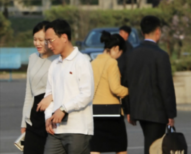 2015년 평양 시내를 걷고 있는 연인들의 모습. /연합뉴스