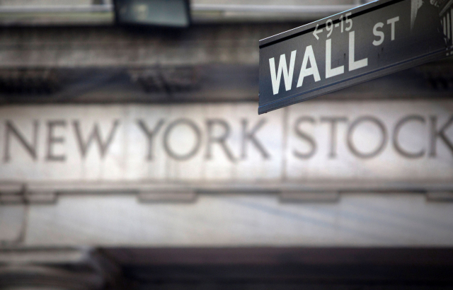 뉴욕증권거래소(NYSE) 앞에 설치된 월스트리트 거리 표지판./연합뉴스