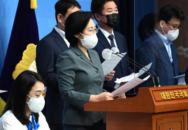 이수진 더불어민주당 의원 등이 지난달 24일 오전 서울 여의도 국회 소통관에서 5차 재난지원금 보편 지급 현안 관련 기자회견을 하고 있다. /성형주 기자