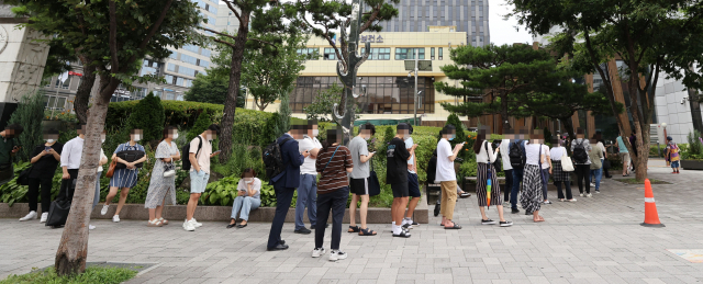 시민들이 8일 서울 송파구보건소에 마련된 코로나19 임시 선별검사소에서 검사를 위해 대기하고 있다./연합뉴스