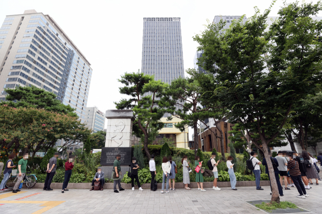 8일 서울 송파구보건소에 마련된 코로나19 임시 선별검사소에서 시민들이 검사를 위해 대기하고 있다./연합뉴스