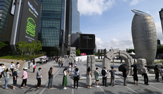 지난 7일 서울 강남구 현대백화점 무역센터점 인근의 임시 선별검사소를 찾은 시민들이 1km 이상 줄지어 검사 차례를 기다리고 있다. /오승현기자