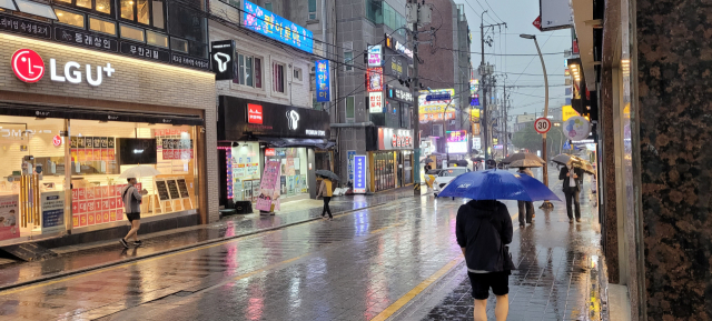 또 문닫아야 하나…밤잠 설치는 지역상인들