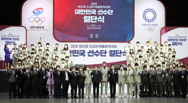 8일 도쿄올림픽 결단식에서 파이팅을 외치며 기념 촬영하는 한국 선수단. /올림픽사진공동취재단
