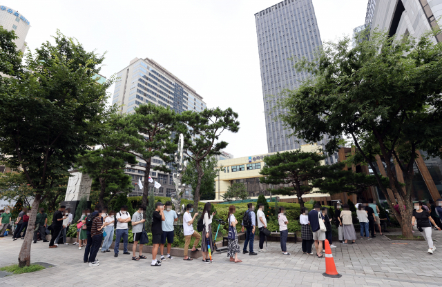 8일 서울 송파구보건소에 마련된 신종 코로나바이러스 감염증(코로나19) 임시 선별검사소에서 시민들이 검사를 위해 대기하고 있다. /연합뉴스