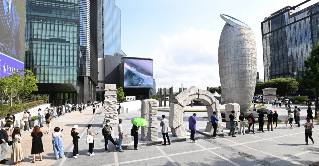 지난 7일 서울 강남구 현대백화점 무역센터점 인근의 임시 선별검사소에서 1km 넘게 줄지어 검사 차례를 기다리는 시민들. /오승현기자