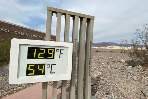 지난달 16일 캘리포니아주 데스밸리 국립공원의 온도가 화씨 129도(섭씨 53.8도)를 기록했다. /로이터연합뉴스