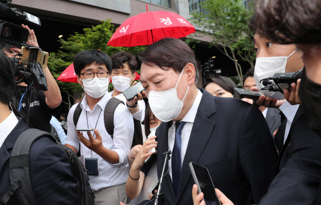 윤석열 전 검찰총장이 7일 오후 서울 종로구 한 중국식당에서 안철수 국민의당 대표와 오찬 회동을 마친 뒤 기자들의 질문을 받으며 다른 장소로 이동하고 있다./성형주기자 2021.07.07