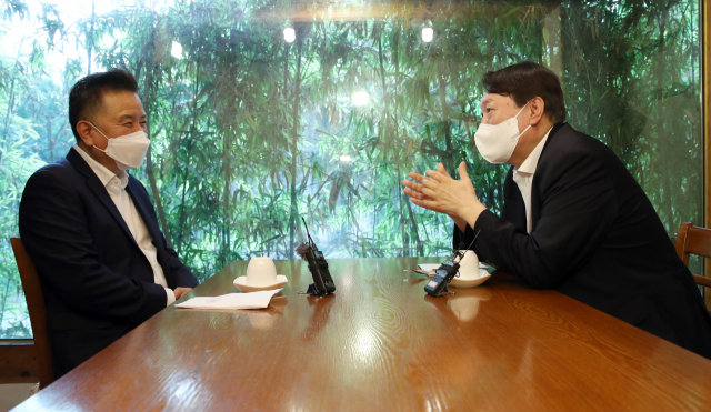 윤석열 전 검찰총장(오른쪽)과 김영환 전 의원이 8일 서울 종로구 한 음식점에서 만찬회동을 하고 있다./성형주 기자