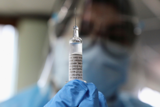 [글로벌체크] 백신 맞으니 코로나 증상이 달라졌다? 발열보다 '이것' 주목해야