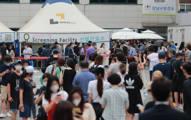 9일 오전 서울 강남구 보건소 선별진료소를 찾은 시민들이 신종 코로나바이러스 감염증(코로나19) 검사를 위해 차례를 기다리고 있다. /연합뉴스