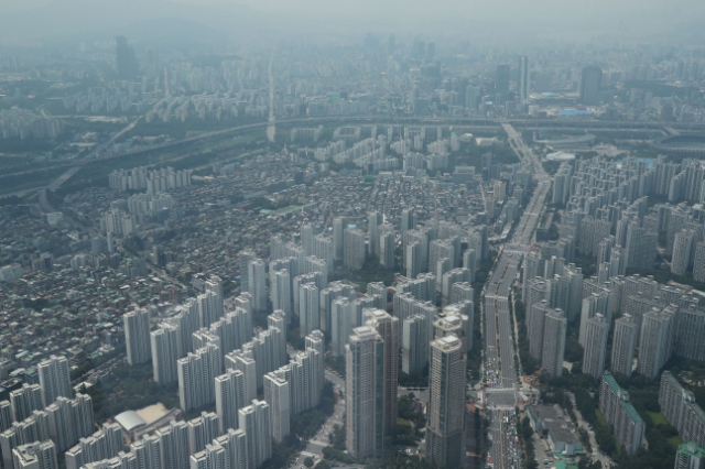 9일 서울 롯데월드타워 전망대에서 바라본 강남 일대 아파트 단지./연합뉴스