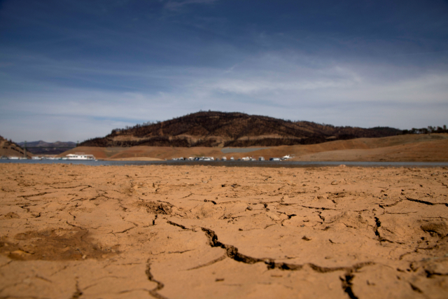 지난달 16일(현지시간) 미국 캘리포니아주에서 두 번째로 큰 저수지인 오러빌 호수의 제방이 최근 극심한 가뭄으로 말라 갈라진 모습이다./로이터연합뉴스