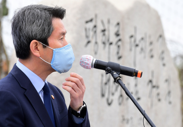 이인영 통일부 장관이 지난 4월 경기도 파주 남북출입 사무소 북단 비무장지대(DMZ) 통문 앞에서 열린 4.27 판문점 선언 3주년 기념행사에서 인사말을 하고 있다. /연합뉴스