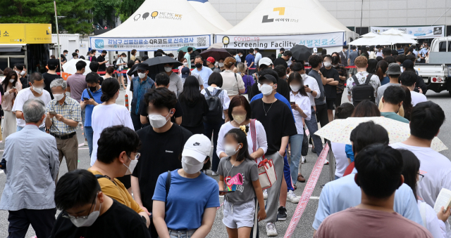 8일 서울 강남구 보건소에 설치된 선별검사소를 찾은 시민들이 신종 코로나바이러스 감염증(코로나19) 검사를 위해 기다리고 있다./권욱 기자