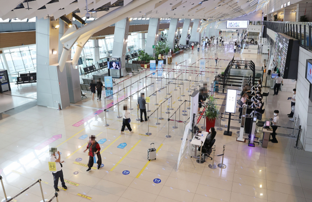 9일 오전 서울 강서구 김포공항 국내선 출국장 모습. 정은경 중앙방역대책본부(방대본) 본부장은 지난 8일 정례브리핑에서 수도권을 중심으로 무섭게 확산 중인 코로나19 유행 상황을 통제하기 위해 모든 국민은 불요불급한 약속은 취소하고 외출 등 이동을 최소화해달라고 요청했다. /연합뉴스