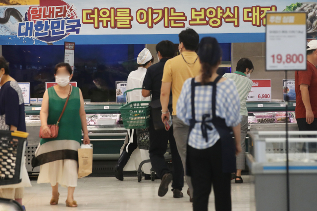 지난 8일 보양식 행사가 진행되고 있는 서울의 한 대형마트 수산물 코너에서 사람들이 장을 보고 있다./연합뉴스