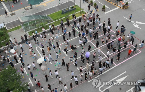 8일 서울 강남구 보건소에 설치된 선별검사소를 찾은 시민들이 신종 코로나바이러스 감염증(코로나19) 검사를 위해 차례를 기다리고 있다. /사진제공=연합뉴스