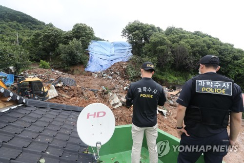 지난 7일 전남 광양시 진상면 비평리의 한 마을에서 경찰이 산사태 사고 현장 조사를 하고 있다. 이 마을에서는 6일 오전 산사태가 발생해 1명이 숨지고 주택 등 5채가 파손됐다. /사진=연합뉴스