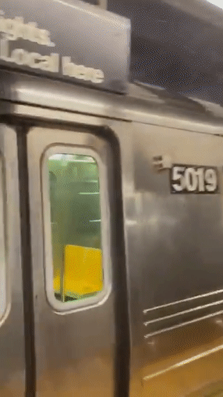 [영상] '회사 지각할라' 물바다된 뉴욕지하철 뛰어든 직장인들