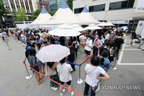 지난 8일 서울 강남구 보건소에 설치된 선별검사소를 찾은 시민들이 신종 코로나바이러스 감염증(코로나19) 검사를 위해 대기하고 있다. /연합뉴스