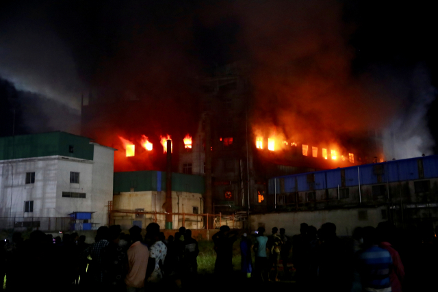 9일(현지 시간) 방글라데시 수도 다카 인근 산업 지대인 나라양간지 지구 루프간지 지역에 있는 식품공장에서 전날 시작된 대형 화재로 불길이 치솟고 있다./로이터연합뉴스
