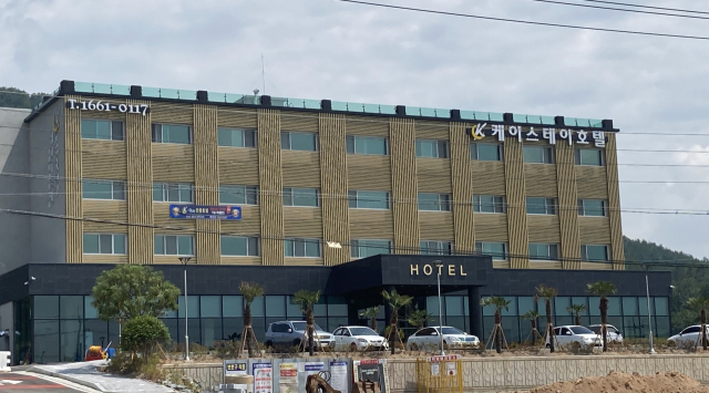 전남 강진군 군동면 삼신리에 위치한 ‘K-STAY 호텔’이 최근 문을 열고 본격적인 운영에 들어갔다. /사진제공=강진군
