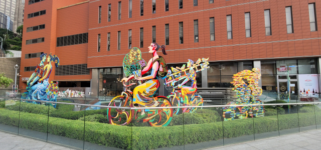 서울역 건너편 옛 대우빌딩을 리모델링한 ‘서울스퀘어’는 데이비드 걸스타인의 ‘라이더(Rider)’ 연작 등 미술 작품을 통해 건물 전체에 새로운 이미지를 만들어냈다.