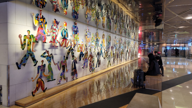서울스퀘어 지하1층 로비에 설치된 데이비드 걸스타인의 작품 전시 전경.