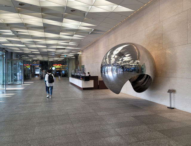 서울스퀘어 정문 앞 로비에 설치된 세계적 디자이더 론 아라드의 '책상과 구' 전경.