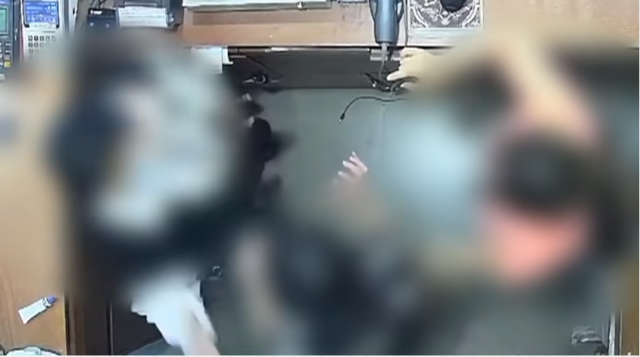 피터 레스쿠이에 벨기에 대사 부인이 옷가게 직원을 폭행하고 있다./사진=연합뉴스
