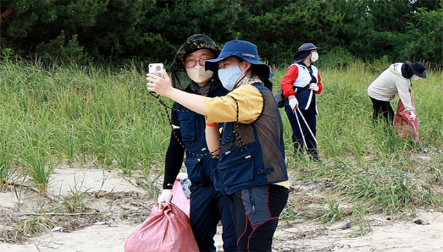 달산포 해변까지 오지 못한 분들은 집 주변에서 줍깅을 한다고 하시네요. 김제동(왼쪽)님이 스마트폰으로 그분들과 인사를 하고 있어요. /이종호 기자