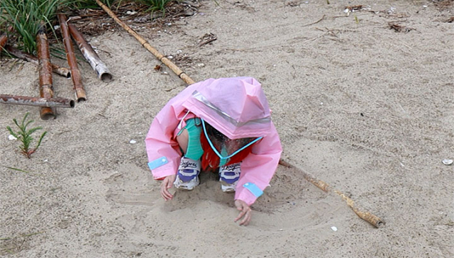 집게를 들고 나름 열심히 청소하던 꼬마 친구는 어느샌가 모래로 장난을 치고 있네요./이종호 기자