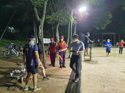 서울 양천구 공원에서 야외 음주를 단속하는 모습. /연합뉴스