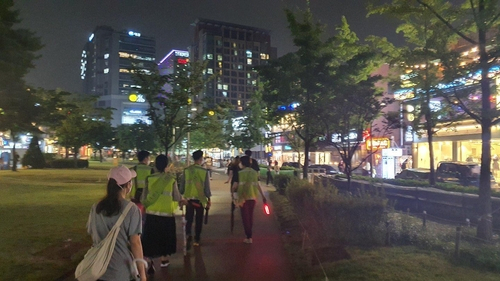 경의선숲길에서 야간 음주 단속을 벌이고 있는 모습. /연합뉴스