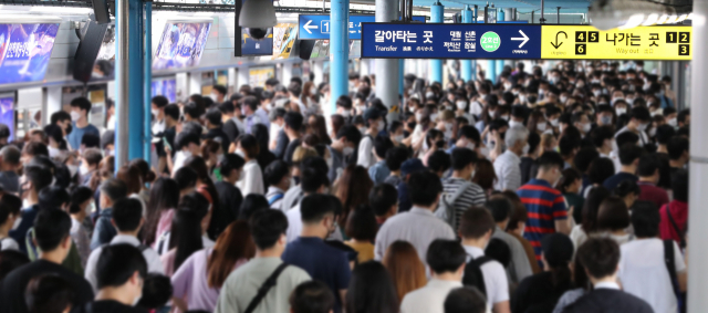 9일 오전 서울 지하철 1호선과 2호선이 만나는 신도림역에서 많은 시민이 환승을 위해 역사를 이동하고 있다./ 연합뉴스
