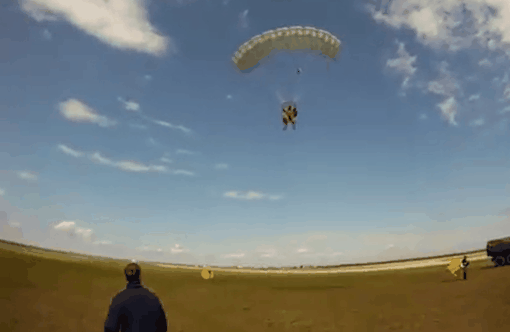 [영상] '개, 날았다'…러시아, 4,000m 상공서 '군견 낙하산 훈련'