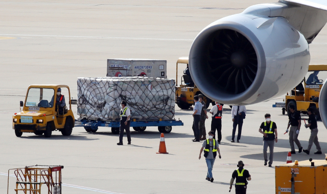 미국 모더나의 코로나19 백신 35만4,000회분이 8일 인천국제공항 화물터미널에 도착하는 모습. /연합뉴스