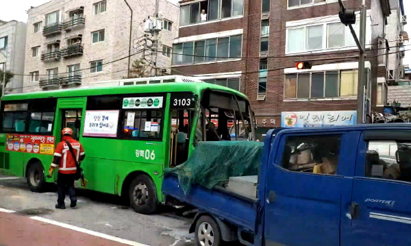 10일 오전 서울 강북구 번동 일대에서 마을버스가 트럭과 충돌해 멈추어 서 있다. 마을버스는 브레이크 고장으로 차량 3대, 트럭 1대 등과 부딪히며 7중 충돌사고를 냈으며 이 사고로 9명의 부상자가 발생했다. /연합뉴스