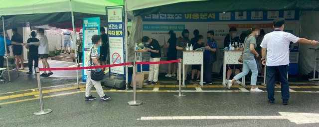 10일 경기 고양시 덕양구보건소에 코로나19 검사를 받기 위한 시민들의 줄이 이어지고 있다. /연합뉴스