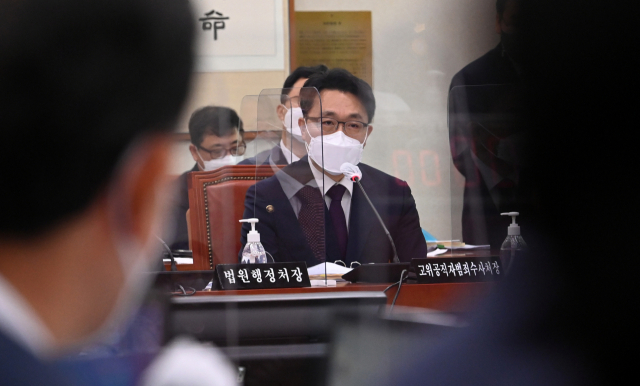 18일 서울 여의도 국회에서 열린 법제사법위원회에서 김진욱 공수처장이 의원들의 질의에 답하고 있다./성형주기자 2021.06.18