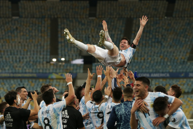 아르헨티나 선수들이 11일 코파 아메리카 결승 승리 뒤 리오넬 메시를 헹가래 치고 있다. /리우데자네이루=EPA연합뉴스
