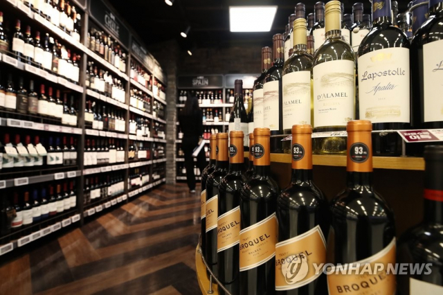 서울의 한 대형마트 와인판매대에서 손님이 와인을 고르고 있다./사진=연합뉴스