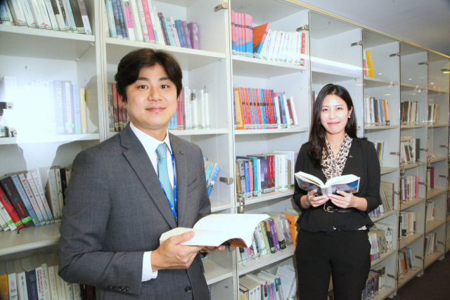 서울 서초동 JW중외제약 본사 8층에 위치한 사내 도서관 ‘열린문고’에서 직원들이 책을 고르고 있다.