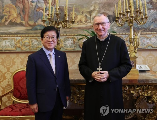 박병석(왼쪽) 국회의장이 지난 9일(현지 시간) 교황청 사도궁에서 피에트로 파롤린 추기경과 기념 촬영을 하고 있다. /사진 제공=국회